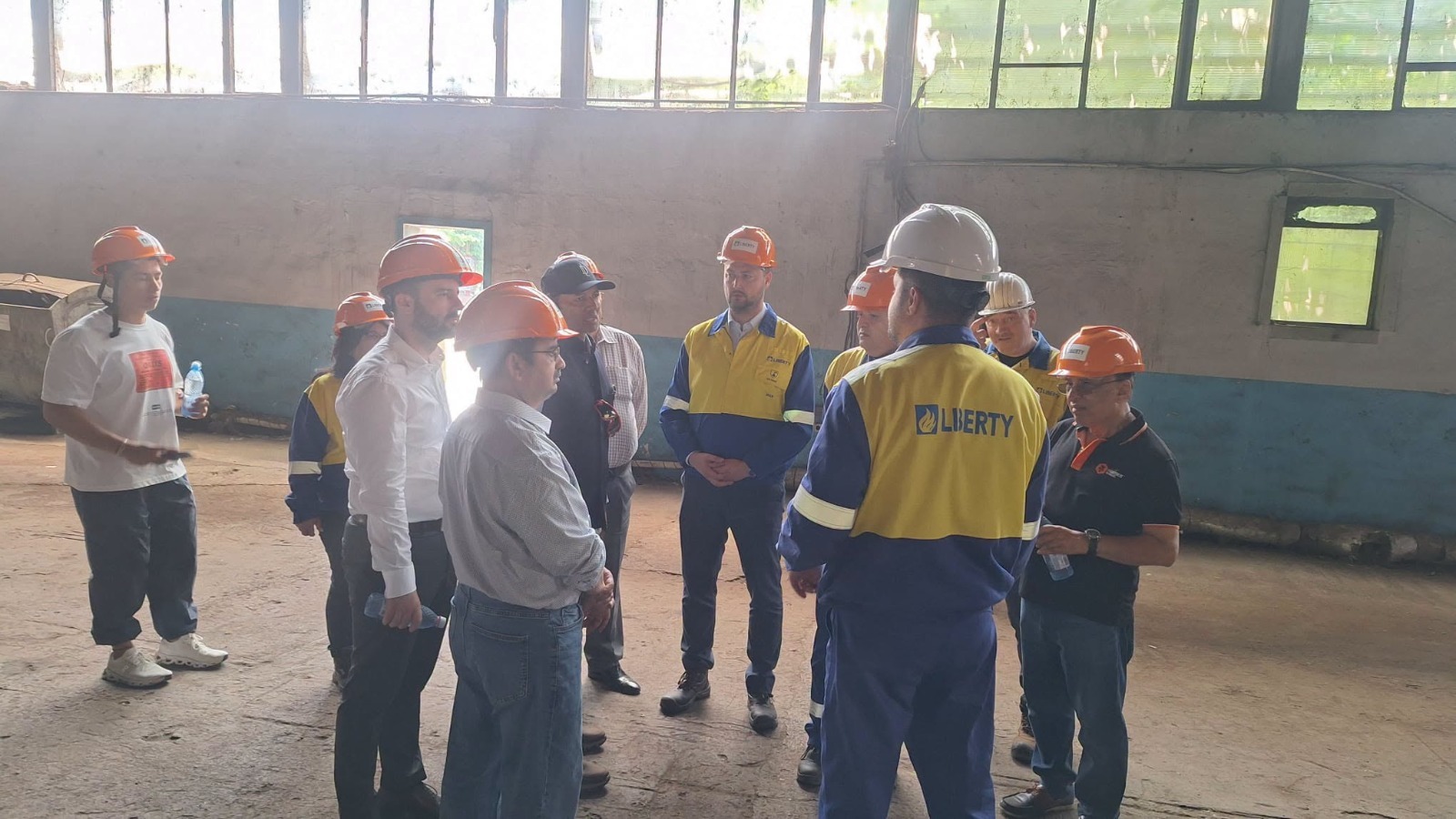 O delegaţie a companiei indiene Jindal, unul dintre marii producători siderurgici din Asia, a vizitat combinatul siderurgic Liberty Galaţi. Prefect: &bdquo;Există motive să privim cu speranţă către viitor&rdquo; - FOTO