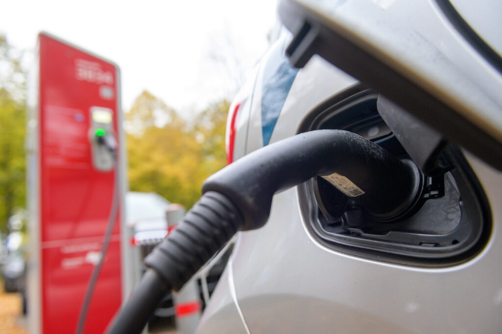 O nouă generație de baterii ar putea schimba piața mașinilor electrice / Ar putea deveni alternativa mai ieftină la bateriile cu litiu