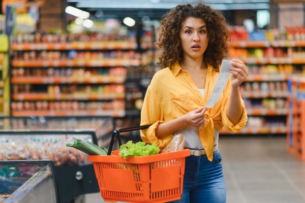 O t&acirc;nără din generația Z a găsit un bon de la supermarket din anul 2006 și a ajuns virală pe internet: &bdquo;Ne jefuiesc acum&rdquo;