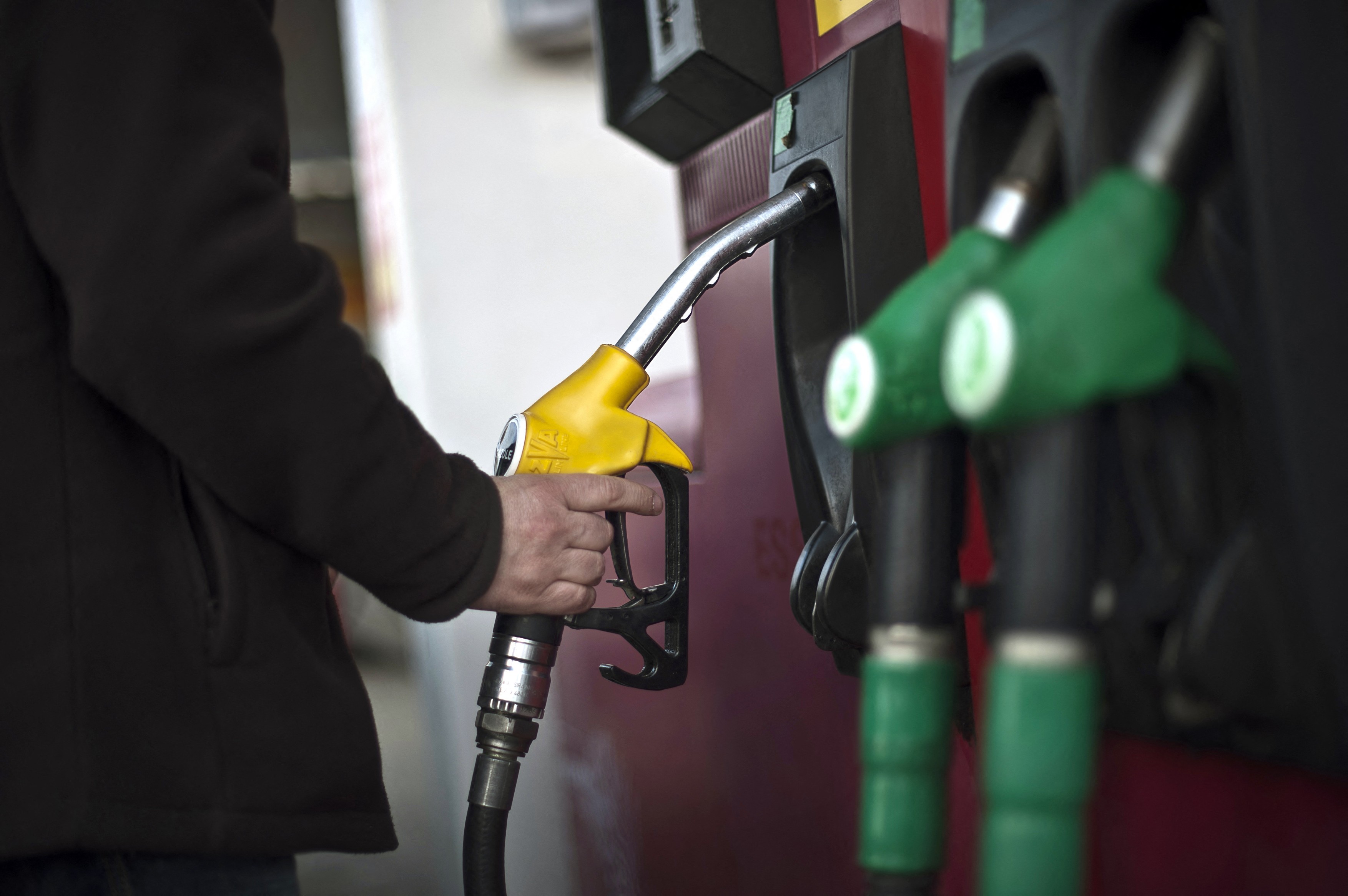 Parlamentul a aprobat legea care permite reducerea accizei la motorină și impune reguli noi pentru piața carburanților