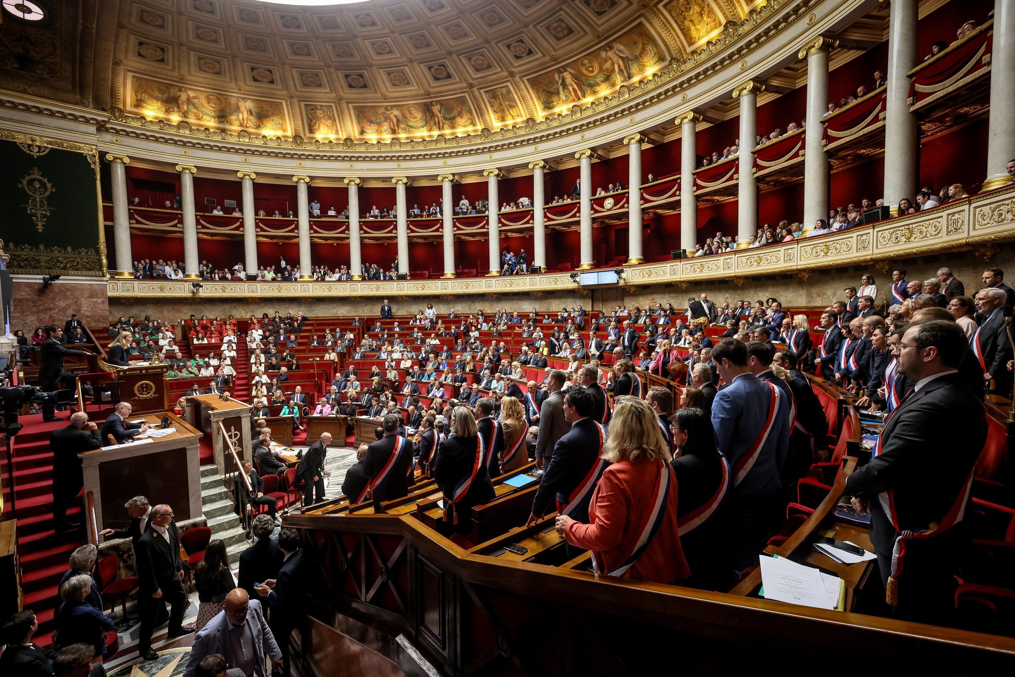 Parlamentul francez aprobă definitiv interzicerea reţelelor sociale pentru minorii sub 15 ani, o premieră &icirc;n Europa. Textul prevede şi interzicerea telefoanelor mobile &icirc;n liceu, aşa cum se &icirc;nt&acirc;mplă deja &icirc;n şcolile primare şi gimnaziale