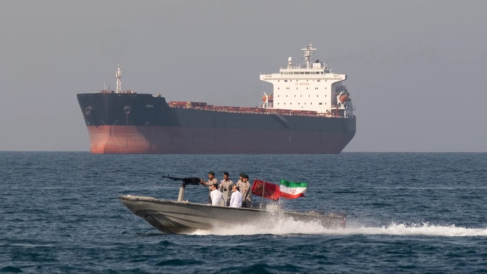 Patru petroliere iraniene pline cu țiței au sfidat blocada SUA și au traversat Str&acirc;mtoarea Ormuz spre China