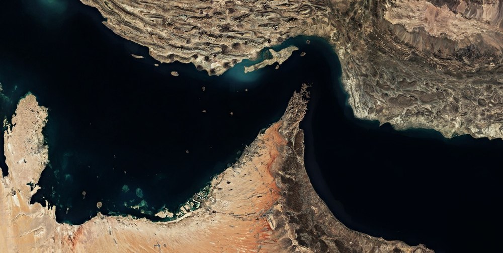 Petrolier lovit &icirc;n Str&acirc;mtoarea Ormuz. Iranul ridică miza conflictului: atacuri revendicate asupra unor baze SUA din Bahrain și Kuweit
