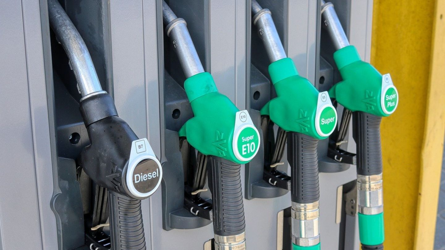 Petrolul există, dar poate ajunge prea t&acirc;rziu și prea scump &icirc;n Rom&acirc;nia. Riscurile pentru carburanți
