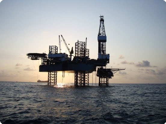 Petrolul scade puternic după pauza atacurilor dintre SUA și Iran. Riscurile asupra ofertei globale răm&acirc;n ridicate