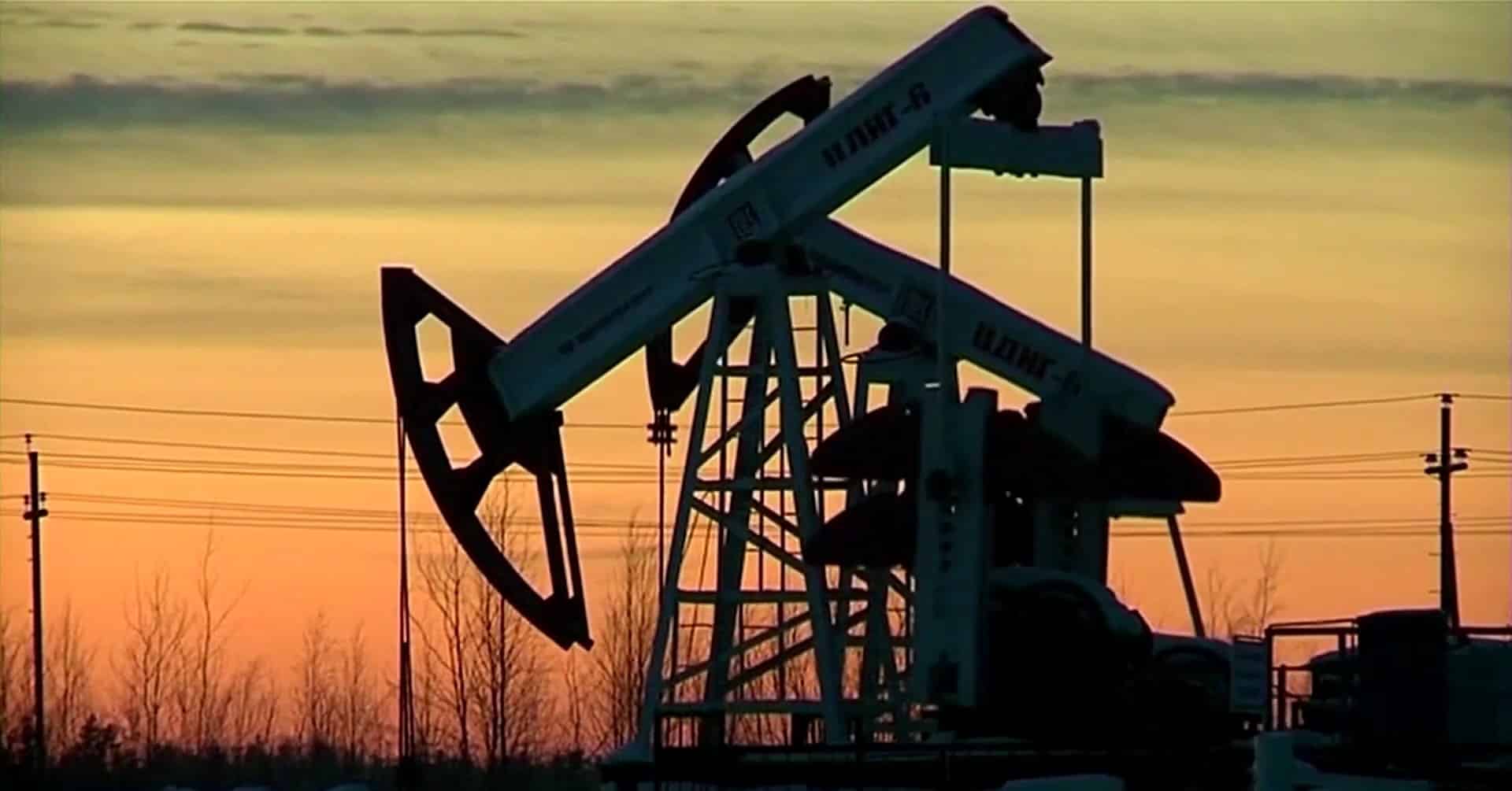 Petrolul se ieftinește cu peste 4% după reducerea tensiunilor dintre SUA și Iran