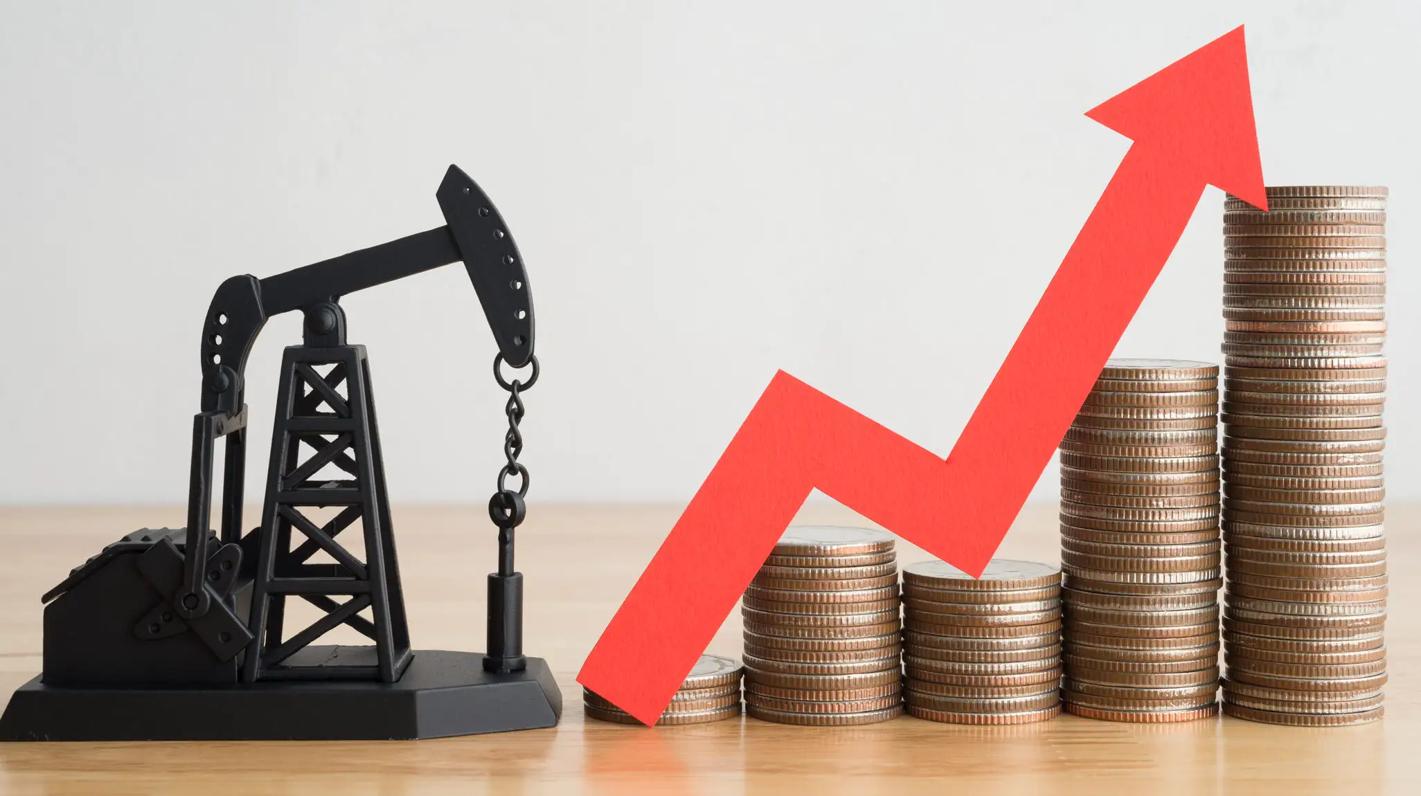 Petrolul se ieftinește după semnalele privind un posibil acord &icirc;ntre SUA și Iran. OPEC+ pregătește noi creșteri de producție