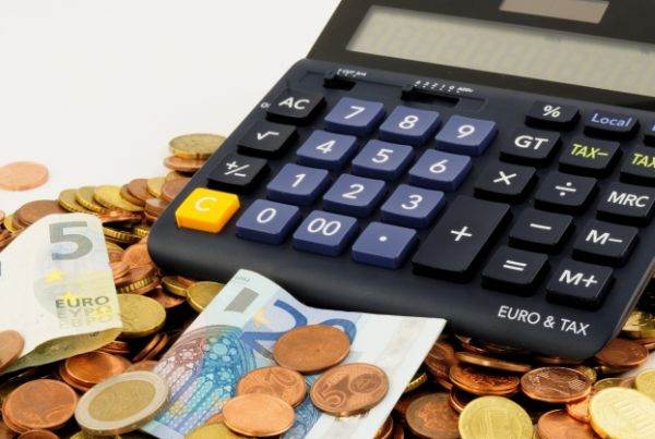 PIATA VALUTARA Euro s-a depreciat la 5,2353 lei