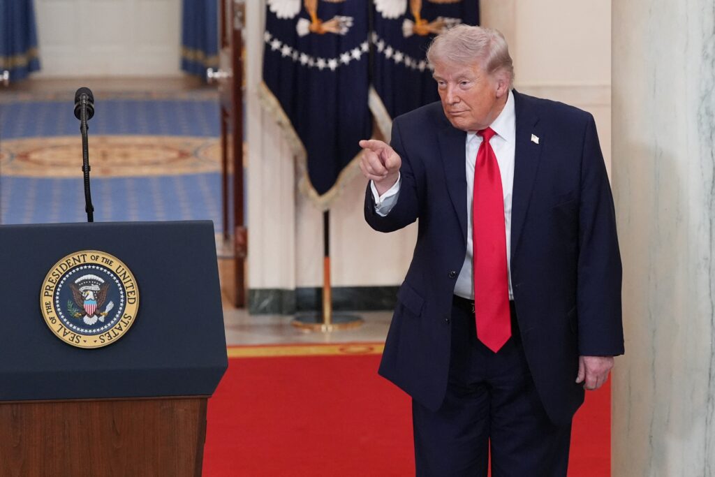 Piețele globale scad, iar petrolul sare de 110 dolari după avertismentul lui Trump către Iran: &bdquo;Ceasul ticăie&rdquo;