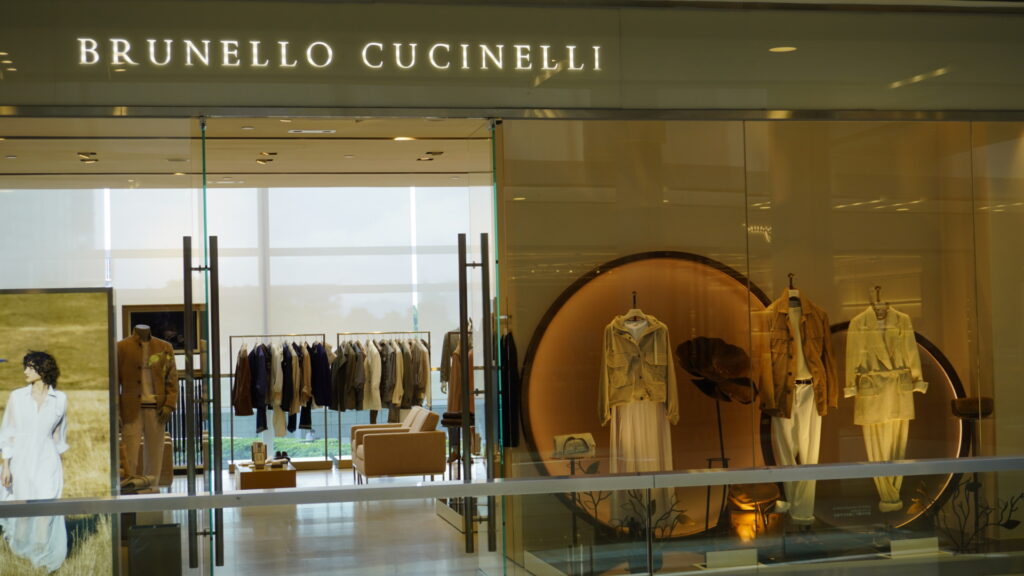 Poliția italiană a efectuat controale la companii de modă, inclusiv Brunello Cucinelli și Moncler, &icirc;ntr-o anchetă privind exploatarea forței de muncă