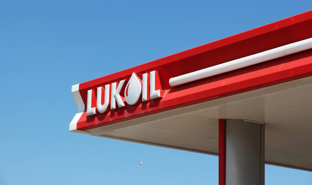 Pragul de 10 lei pe litru pentru motorină a fost depășit / Lukoil a scumpit carburanții luni după-amiază