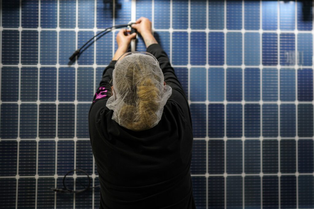 Premieră în SUA: energia solară a depășit cărbunele, în ciuda sprijinului acordat de Trump industriei miniere