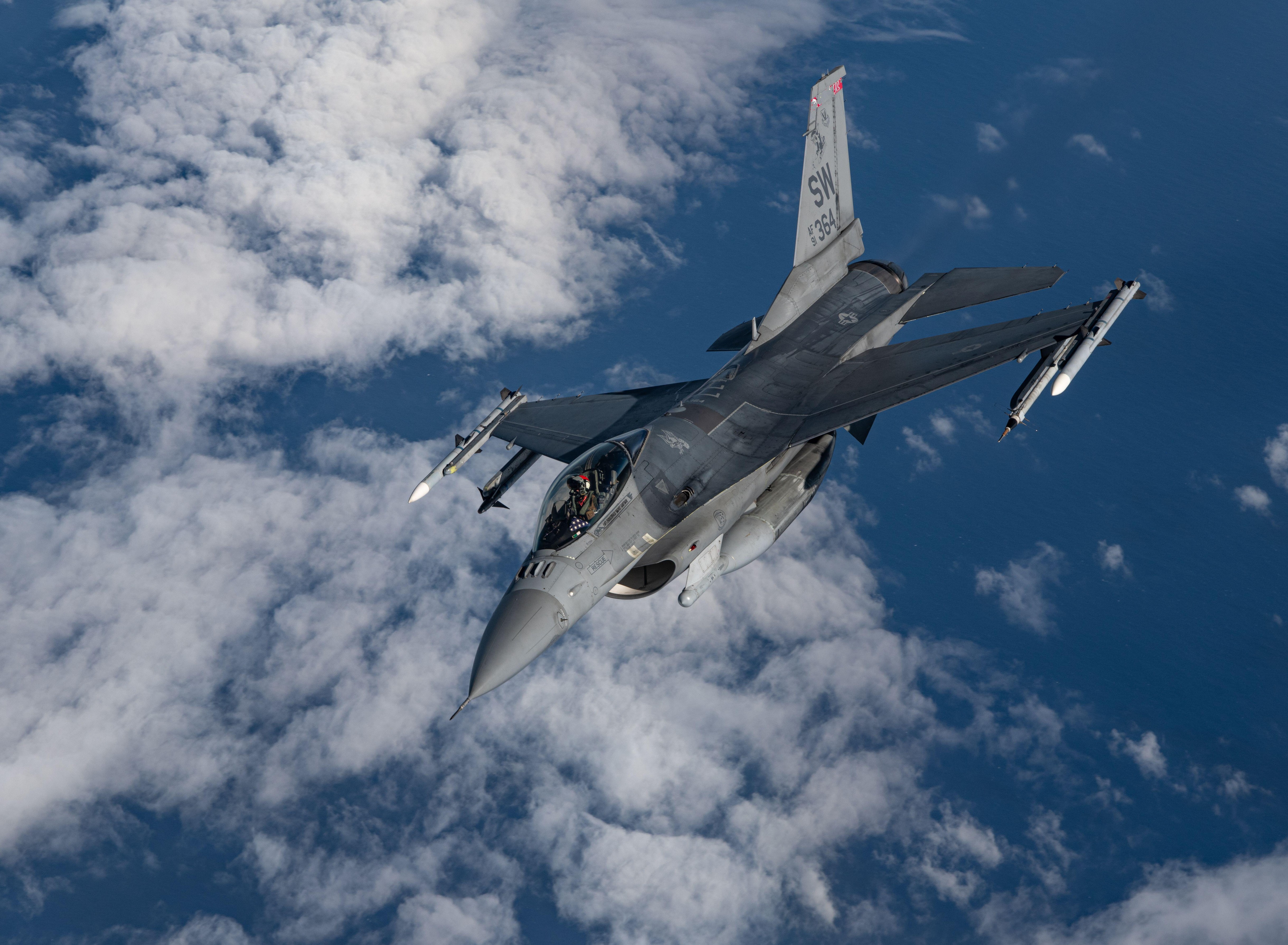 Premieră istorică. Ucraina a dobor&acirc;t un avion de v&acirc;nătoare rus cu un F-16, dezvăluie un general american