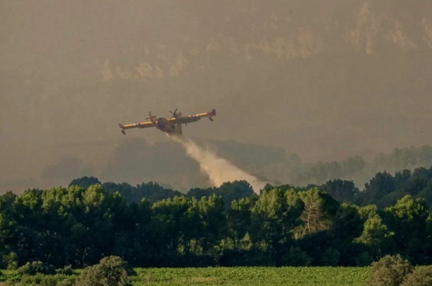 Premierul francez S&eacute;bastien Lecornu cere armatei să desfăşoare un avion de tip Airbus A400M &icirc;mpotriva incendiilor devastatoare din Gorinde şi Landes, cu o săptăm&acirc;nă mai devreme dec&acirc;t era prevăzut, &icirc;n urma unui scandal politic