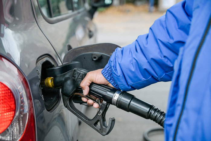 Preţul petrolului a depăşit pragul de 100 de dolari pe baril pentru prima dată de la &icirc;nceputul lunii iunie, după ce rebelii houthi din Yemen, susţinuţi de Iran, au atacat două petroliere saudite &icirc;n Marea Roşie