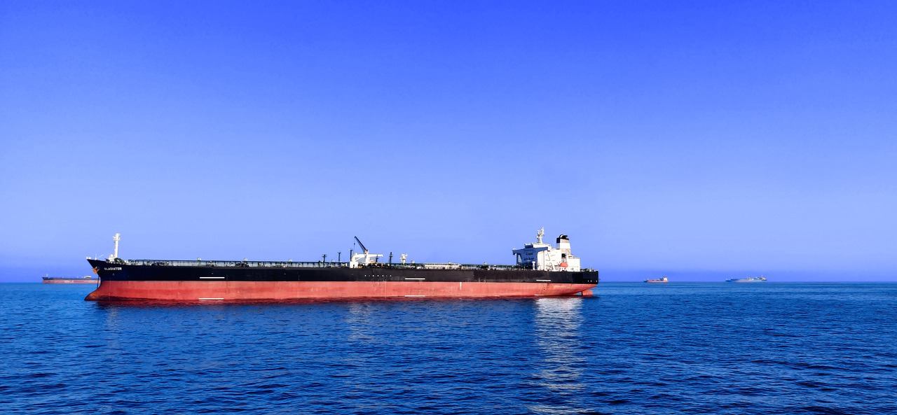 Prețul petrolului crește cu 4%, pe fondul amenințării unor noi atacuri militare care pun &icirc;n pericol transporturile prin Str&acirc;mtoarea Hormuz