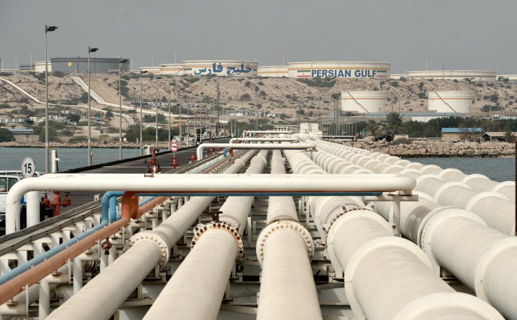 Prețul petrolului crește &icirc;n contextul temerilor privind escaladarea Ormuz, după atacurile americane