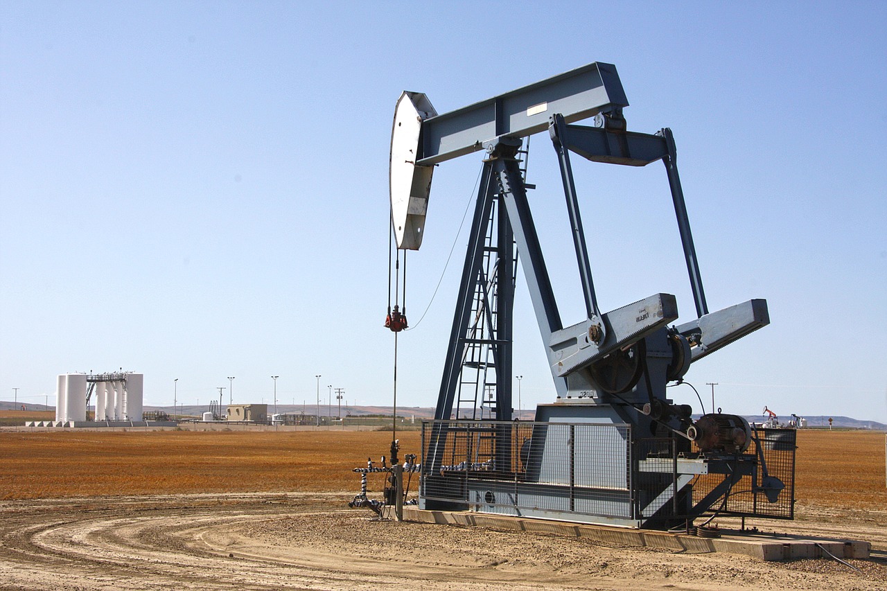 Prețul petrolului depășește 100 de dolari; Trump promite să pedepsească Iranul pentru atacurile Houthi din Marea Roșie