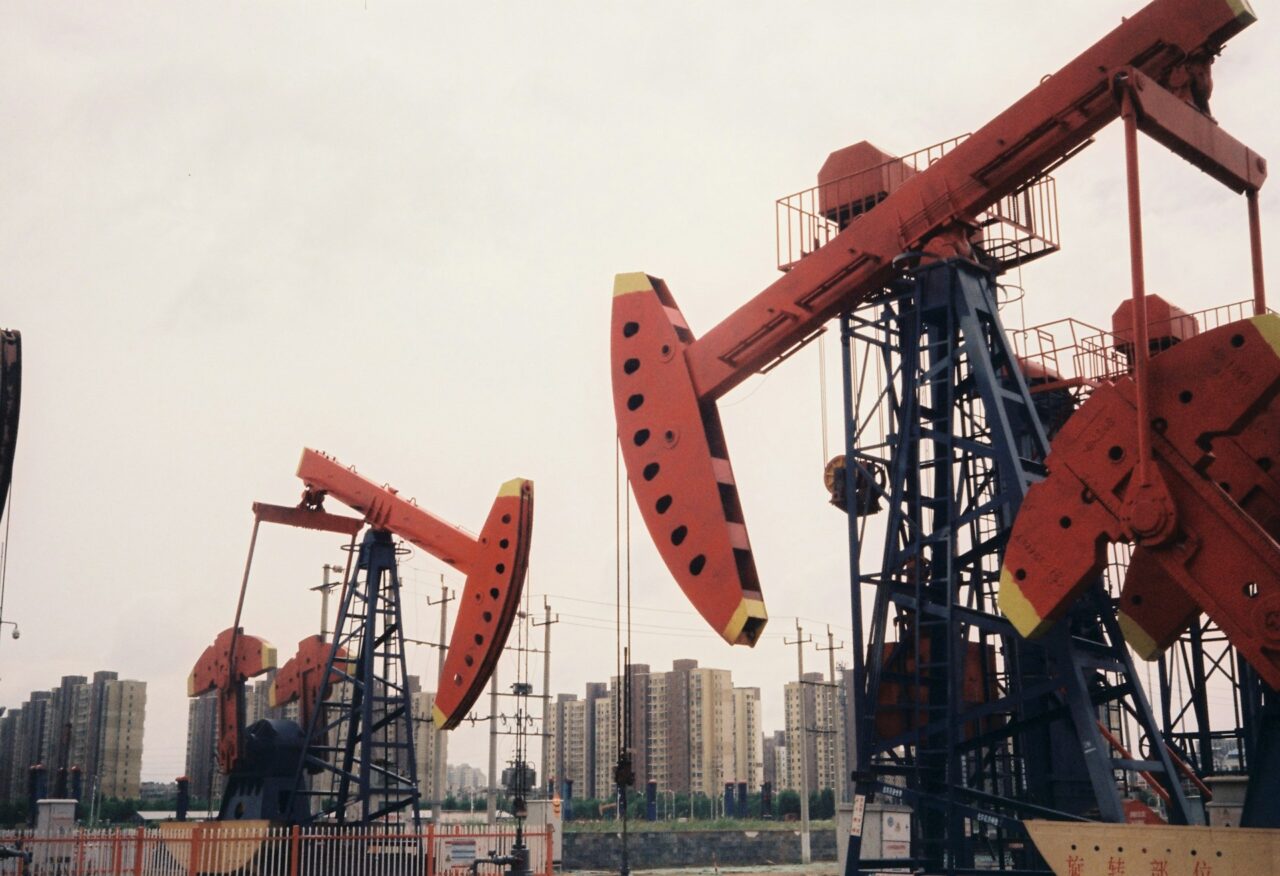 Prețul petrolului &icirc;nregistrează cea mai puternică scădere din ultima săptăm&acirc;nă după ce SUA au suspendat atacurile asupra Iranului