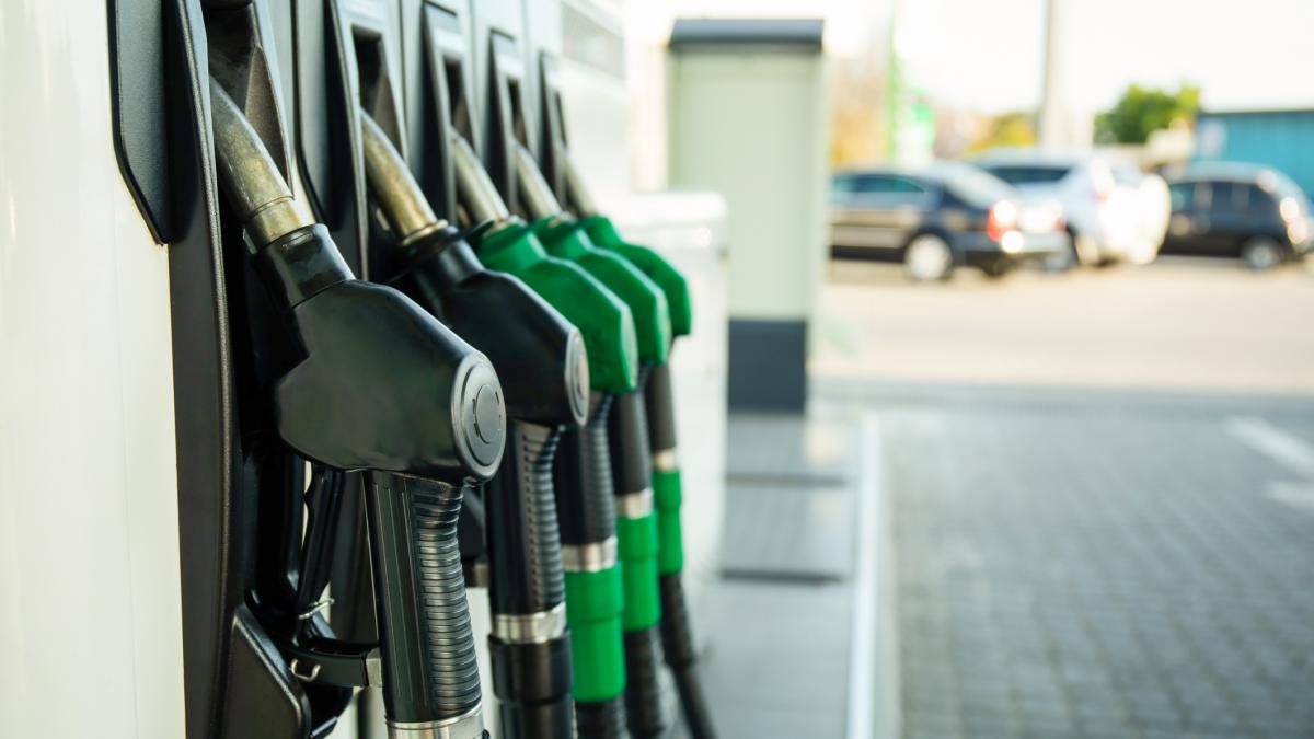 Prețul petrolului scade, după ce organizațiile internaționale au decis majorarea producției. Exporturile răm&acirc;n &icirc;n continuare scăzute