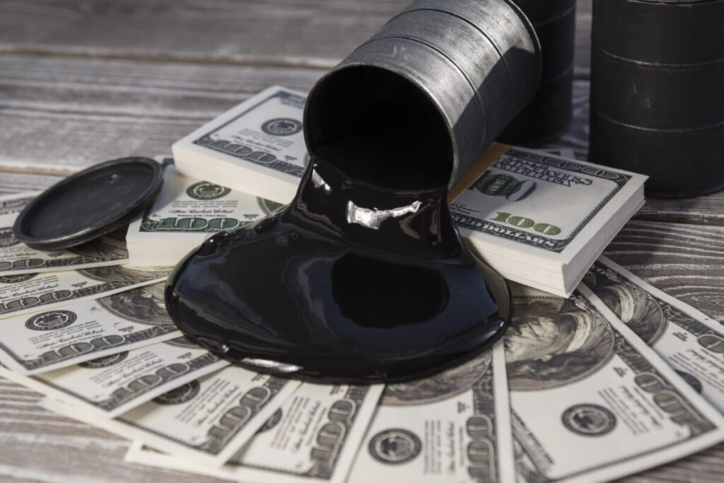 Prețurile petrolului au crescut din nou. Brent trece de 100 de dolari/baril, iar Wall Street scade după declinul Tesla și Alphabet