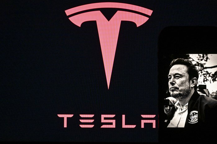 Profitul Tesla a scăzut &icirc;n mod neaşteptat &icirc;n T2 cu 17%, după ce veniturile din v&acirc;nzarea certificatelor de reglementare către companiile rivale s-au prăbuşit, iar Tesla a oferit şi reduceri de mii de dolari pentru a stimula v&acirc;nzările