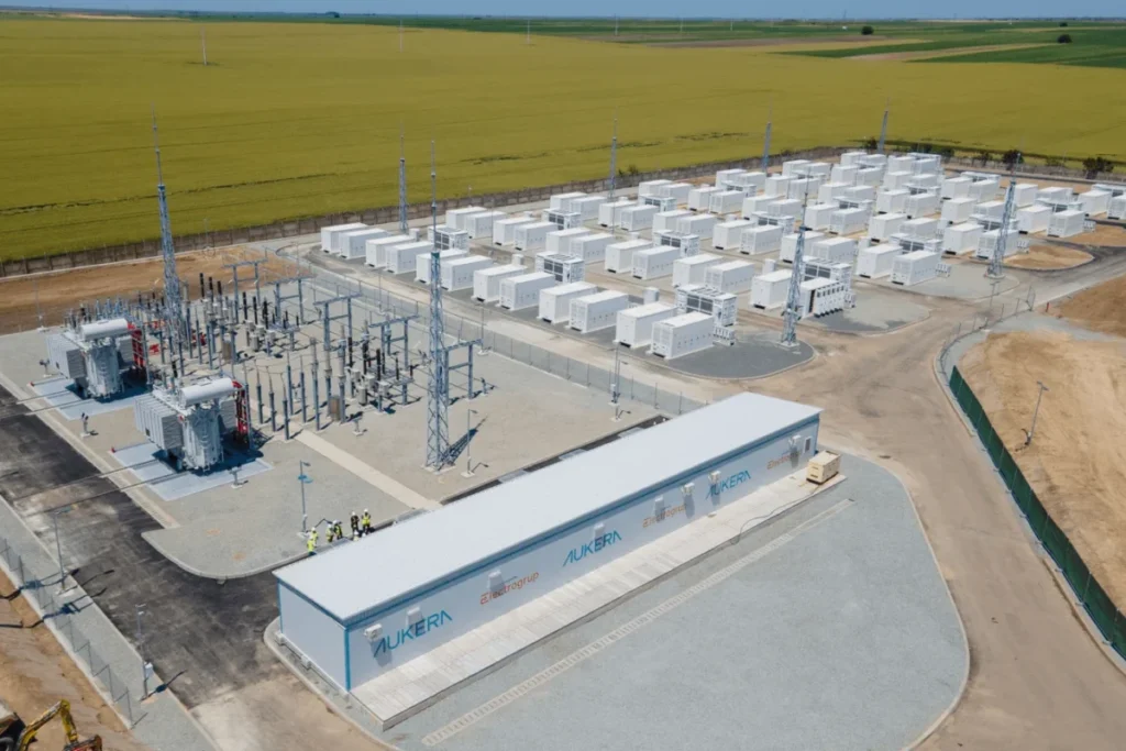 Proiectul de stocare a energiei &icirc;n baterii de la Gura Ialomiței intră &icirc;n a doua fază. Aukera semnează o finanțare de 48,5 milioane de euro