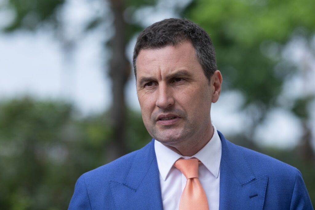 Proiectul privind terenurile degradate de la ADS a fost depus &icirc;n Parlament. Guvernul &icirc;ncearcă să evite pierderea a 771 de milioane de euro din PNRR prin accelerarea investițiilor &icirc;n energie regenerabilă