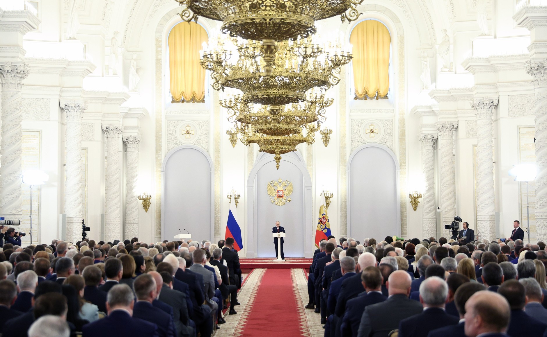 Putin le-a vorbit la Kremlin deputaţilor din Dumă la &icirc;ncheierea mandatului lor: &bdquo;Se formează o nouă ordine mondială şi &icirc;n joc e soarta ruşilor&rdquo;. El a sugerat că este pe picior de război cel puţin &icirc;ncă trei ani