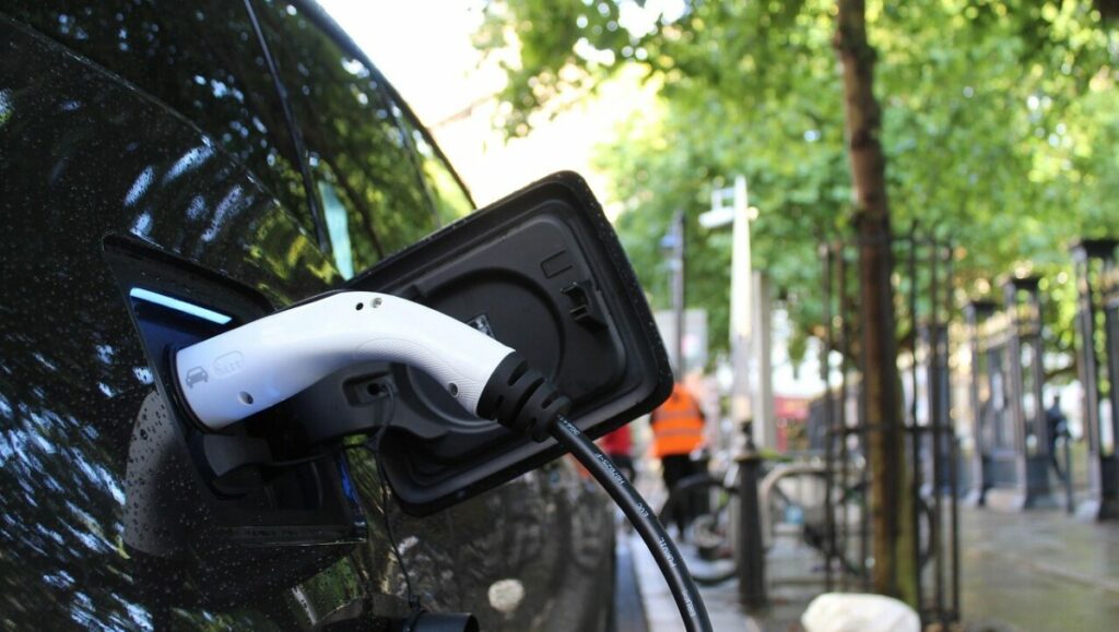 RAPORT | Aproape o treime din mașinile v&acirc;ndute &icirc;n 2026 vor fi electrice, iar China va răm&acirc;ne liderul global