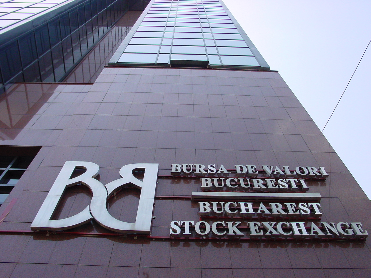 Raport PwC: Capitalizarea Bursei de Valori Bucureşti a depăşit pentru prima dată 100 de miliarde de euro, &icirc;n 2025. Serviciile financiare, petrol şi gaze şi energia electrică, &icirc;n top