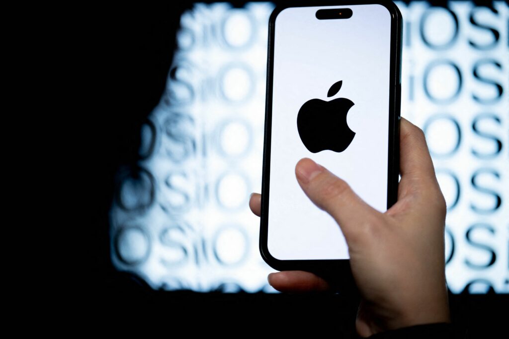 Război total &icirc;n lumea tech: Apple acuză compania din spatele ChatGPT că i-a furat secretele pentru &bdquo;ucigașul iPhone&rdquo;