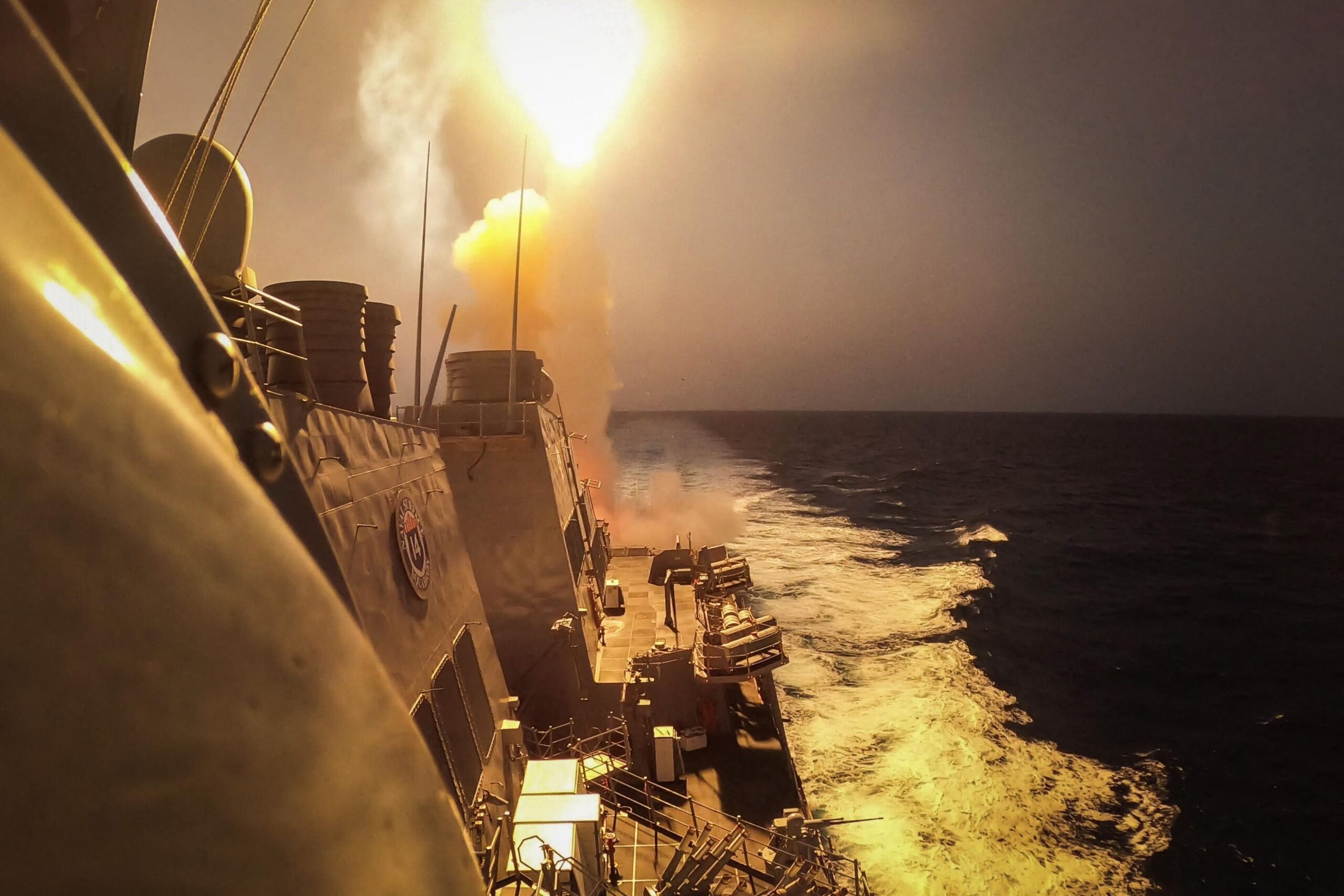 Rebelii houthi au atacat două petroliere saudite &icirc;n Marea Roșie și amenință una dintre cele mai importante rute maritime din lume