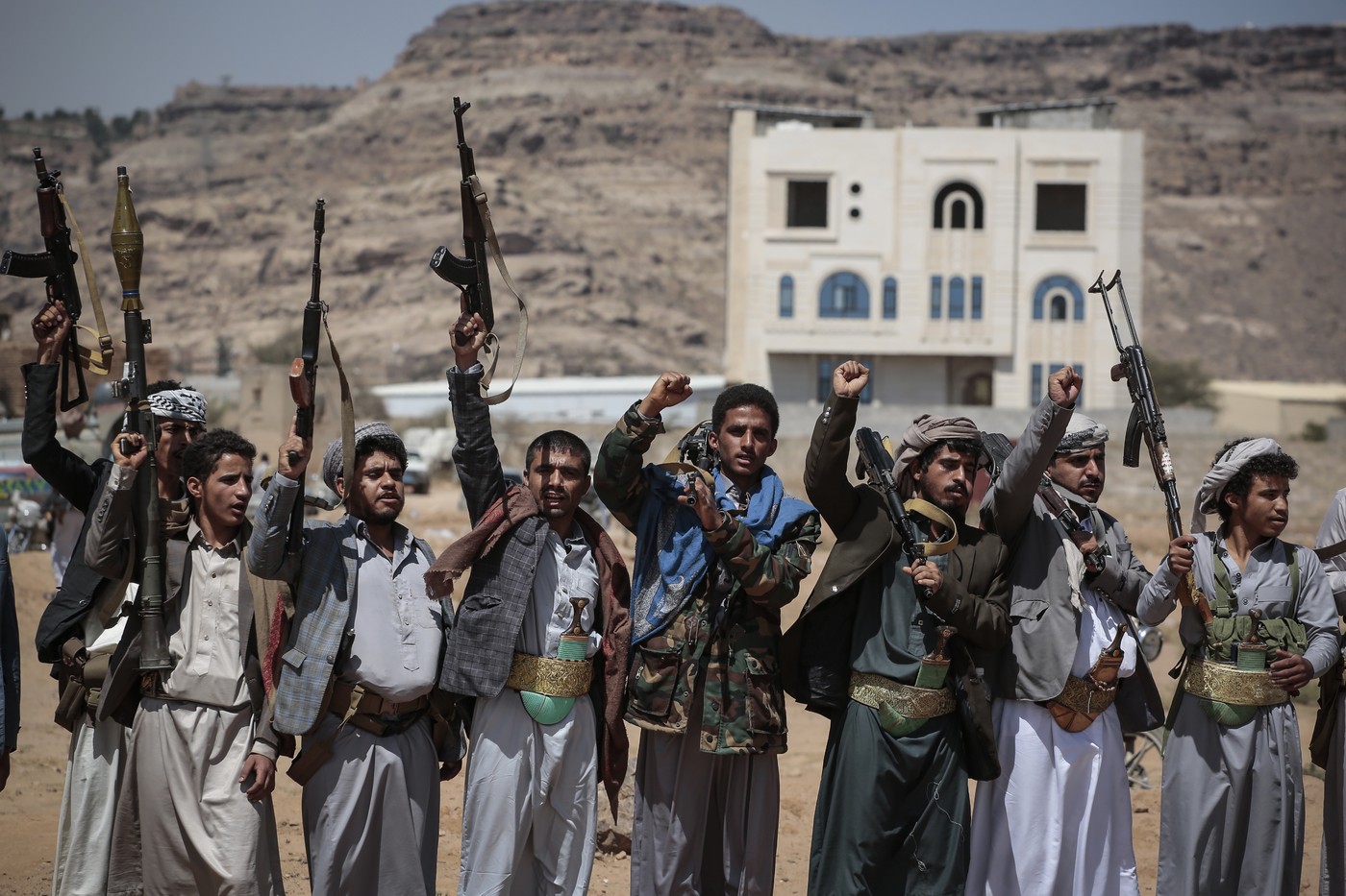 Rebelii houthi susţin că au atacat două petroliere saudite &icirc;n Marea Roşie. Unul din ele a luat foc
