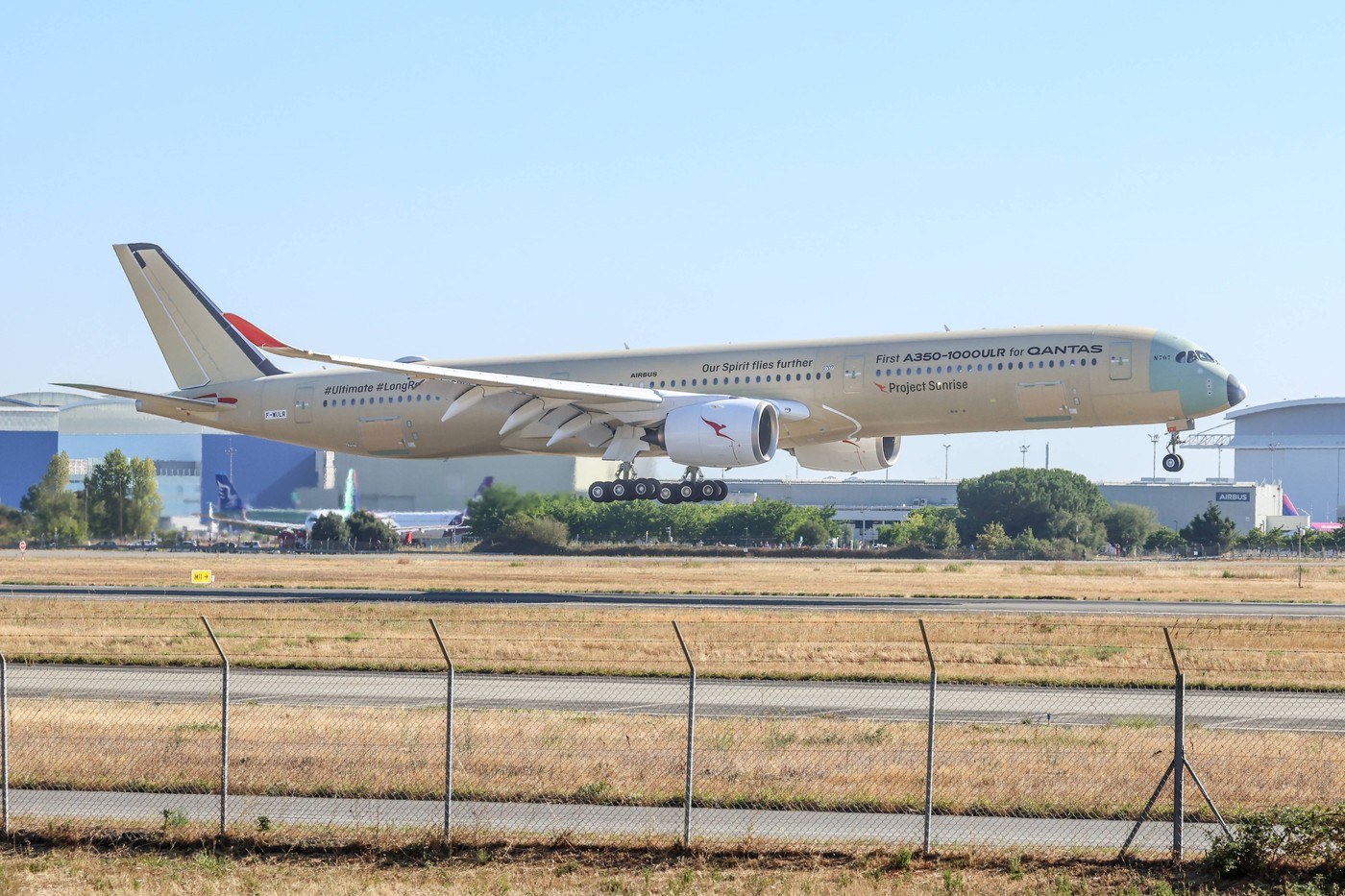 Record. Un Airbus A350-1000ULR a aterizat &icirc;n Franța, după un zbor de 24 de ore și 24 de minute de la Melbourne la Toulouse