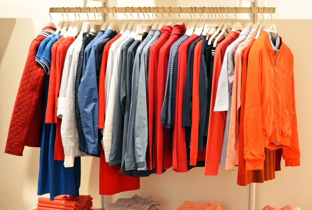 Regulă nouă &icirc;n vigoare &icirc;n UE: Interdicție oficială pe distrugerea hainelor nev&acirc;ndute. Marii retaileri de modă, obligați să le v&acirc;ndă la reducere sau să le doneze