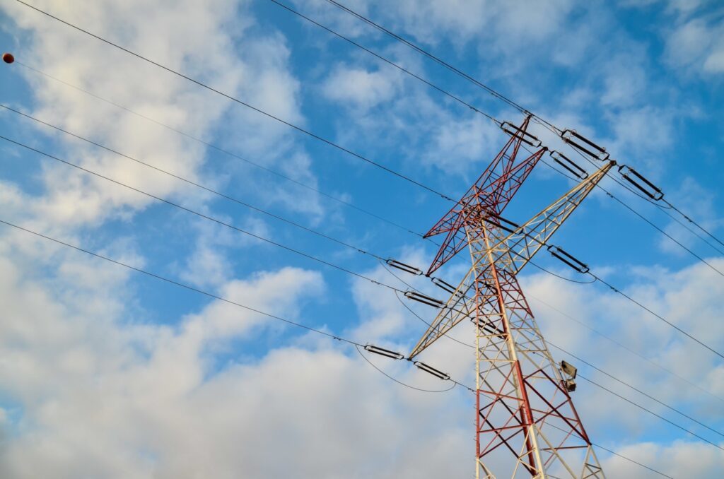 Reţeaua electrică Smart CARMEN dintre Rom&acirc;nia şi Bulgaria primeşte finanţare europeană de 104 milioane euro. Pregătire pentru mobilitatea electrică şi centre de date AI