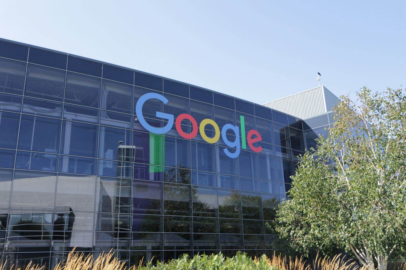 Reuters: Google &icirc;ndeamnă Curtea Supremă a UE să susţină decizia de anulare a amenzii antitrust de 1,7 miliarde de dolari