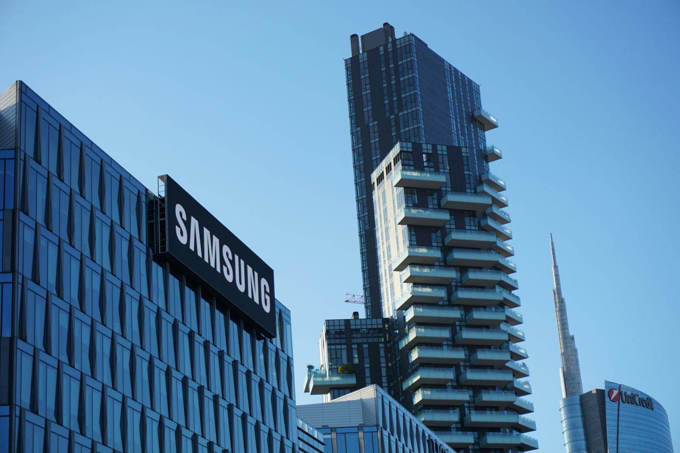 Reuters: Samsung şi Broadcom au semnat un parteneriat de peste 200 de miliarde de dolari &icirc;n domeniul cipurilor AI