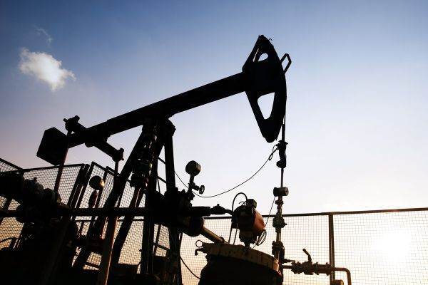 Reuters: Stocurile mondiale de petrol se &icirc;ndreaptă către cel mai redus nivel din ultimele două decenii