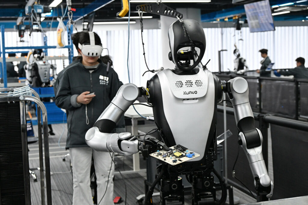 Reuters: Trump pune fr&acirc;nă roboților chinezi. Washingtonul pregătește interdicția importurilor de roboți umanoizi pentru a proteja dezvoltarea sectorului AI din SUA