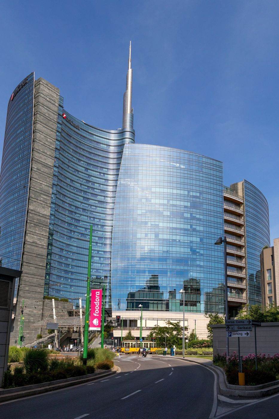 Reuters: UniCredit, la un pas de preluarea Commerzbank, cu 48% din acţiuni