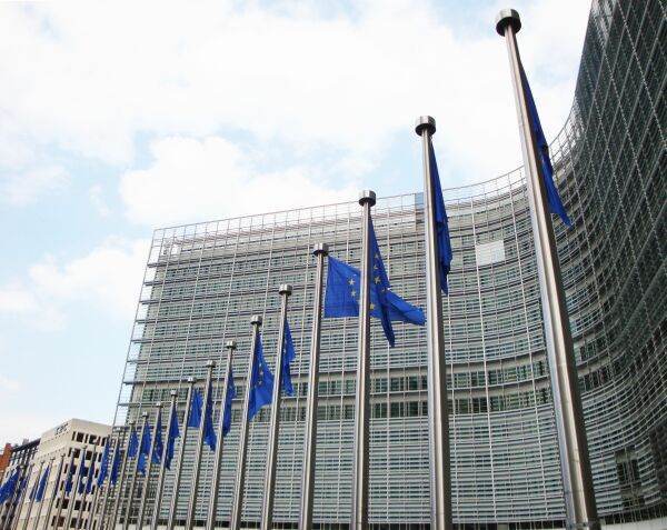 Reuters: Uniunea Europeană extinde taxele vamale şi cotele de import pentru produsele din China
