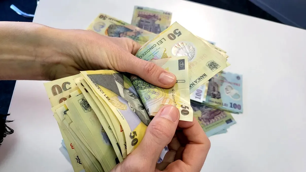 Riscurile la adresa ratei de schimb a leului, ridicate. De vină sunt conflictul din Orientul Mijlociu și criza internă