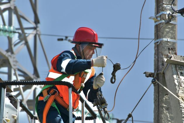 Rom&acirc;nii au stat fără electricitate, &icirc;n medie, patru ore &icirc;n 2025. Situație puțin mai proastă față de anul precedent