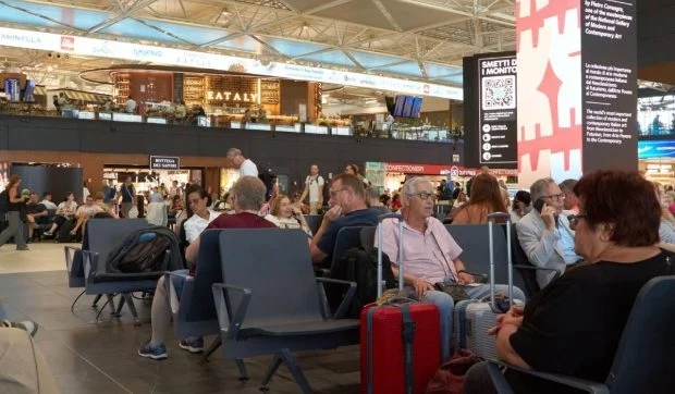 Rom&acirc;nii care călătoresc &icirc;n Italia ar putea răm&acirc;ne blocați &icirc;n aeroporturi: e grevă generală de 24 de ore