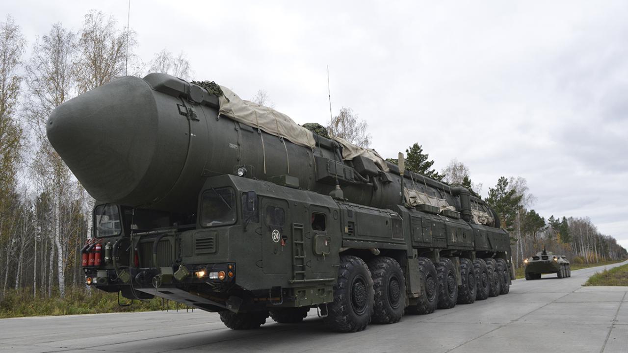 Rusia difuzează imagini cu soldaţi &icirc;ncărc&acirc;nd ogive nucleare &icirc;n lansatoare mobile de rachete - VIDEO