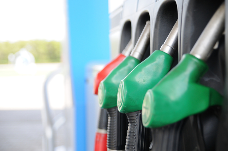 SCENARIU. Ce variante avem ca să nu ajungem la raţionalizarea consumului de benzină şi motorină şi c&acirc;te de departe suntem de o astfel de măsură?