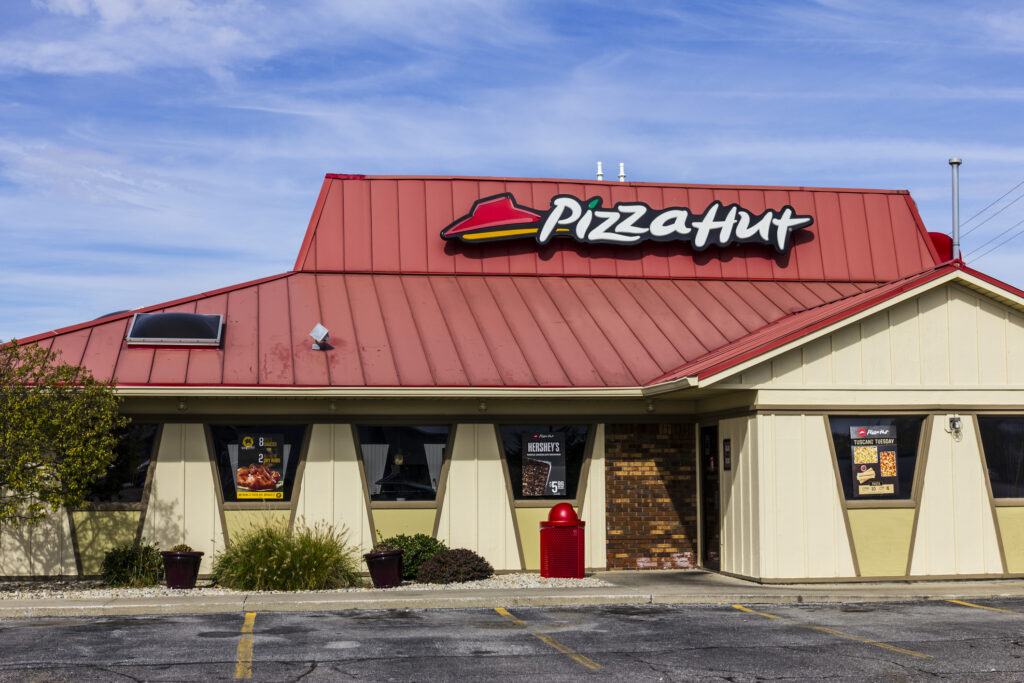 Schimbare &icirc;n industria de fast-food: Yum Brands vinde Pizza Hut pentru 2,7 miliarde de dolari / Restaurantele din China merg la Yum China, celelalte la fondul de investiții american LongRange Capital