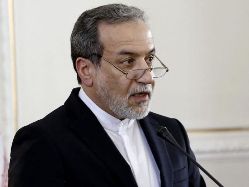 Scos de sub dăr&acirc;mături și mereu &icirc;n mișcare. Șeful diplomației iraniene povestește cu a supraviețuit atacului care l-a ucis pe ayatolahul Ali Khamenei